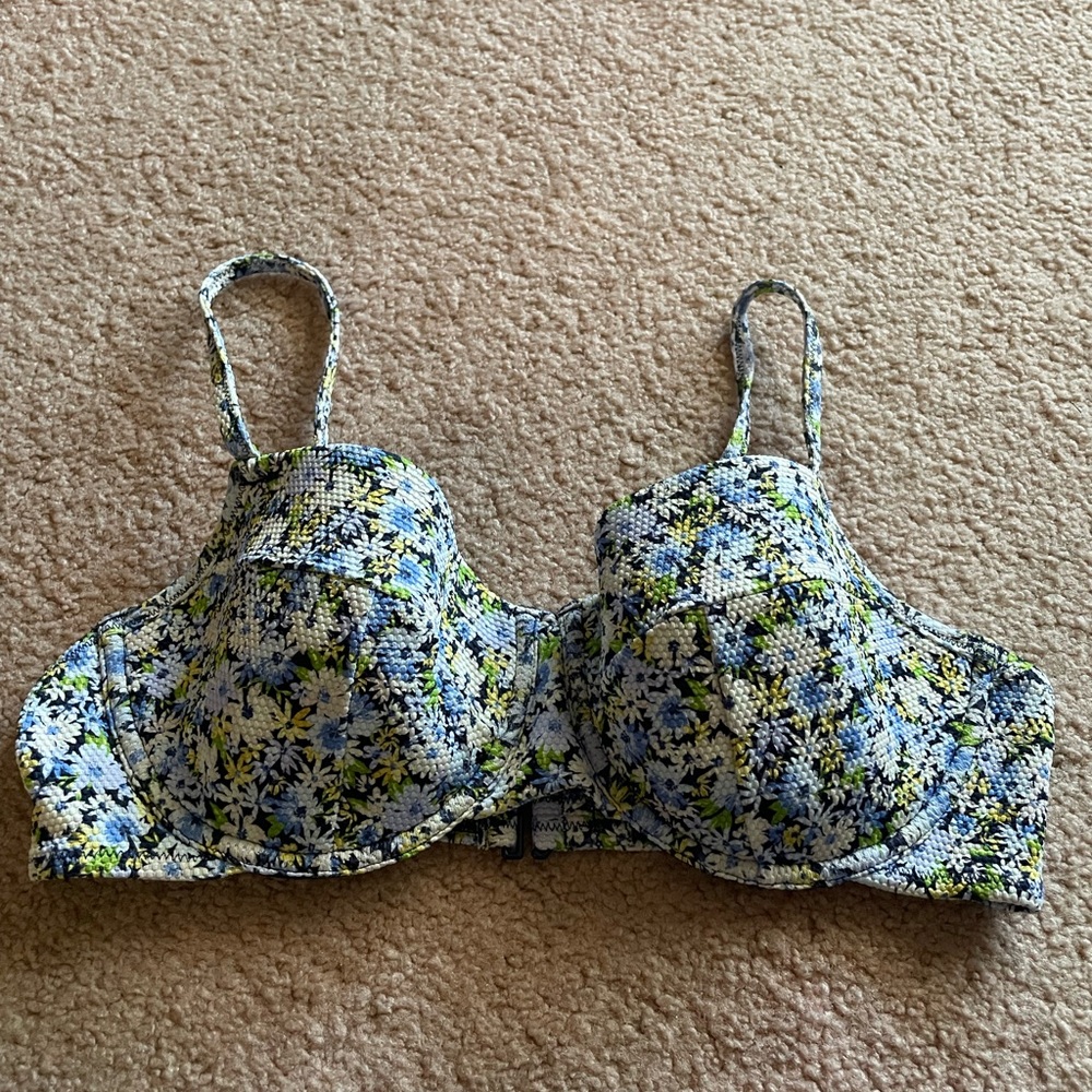 Old navy underwire swimming top( size: 36b)